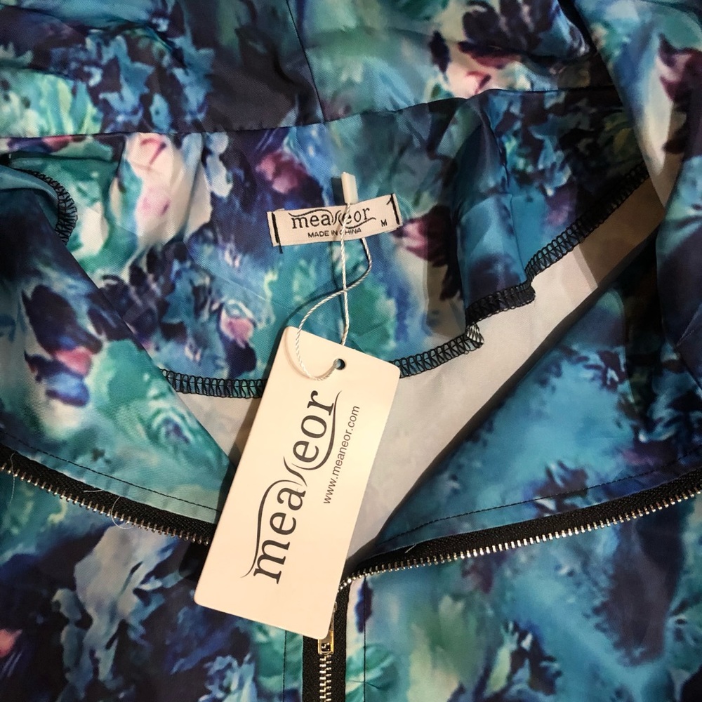 Meaner Lightweight Windbreaker with Hood Size Medium - Picture 9 of 13